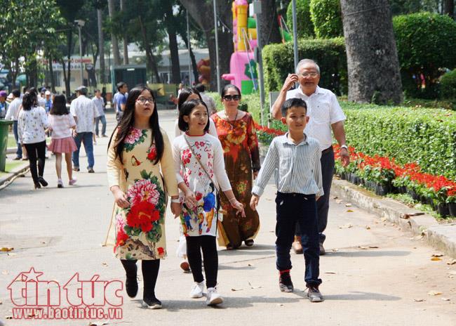 Đông đảo khách du Xuân, chụp ảnh tại các Hội hoa Xuân TP Hồ Chí Minh ảnh 7